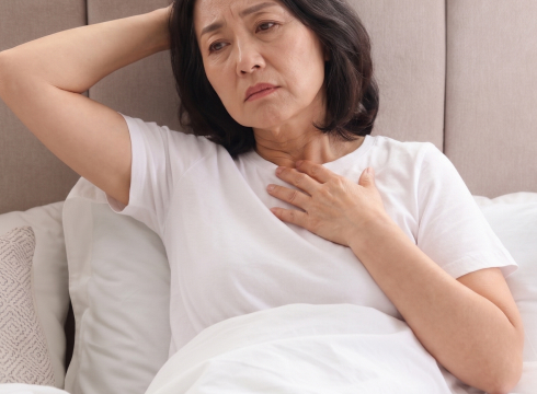 갱년기 호르몬 균형 진료 상담하는 이미지
