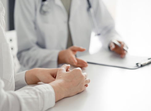 정기 추적 진료하는 이미지